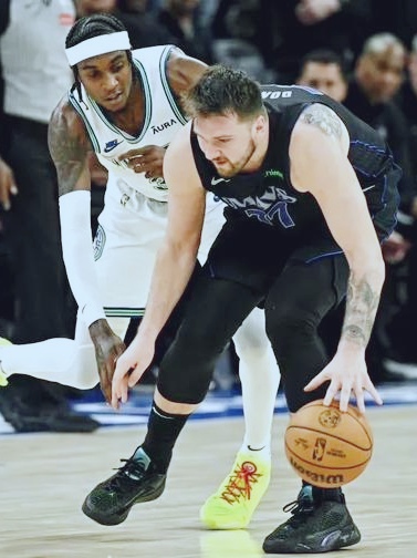 詹姆斯在独行侠比赛中突破纪录，败北引发热议！