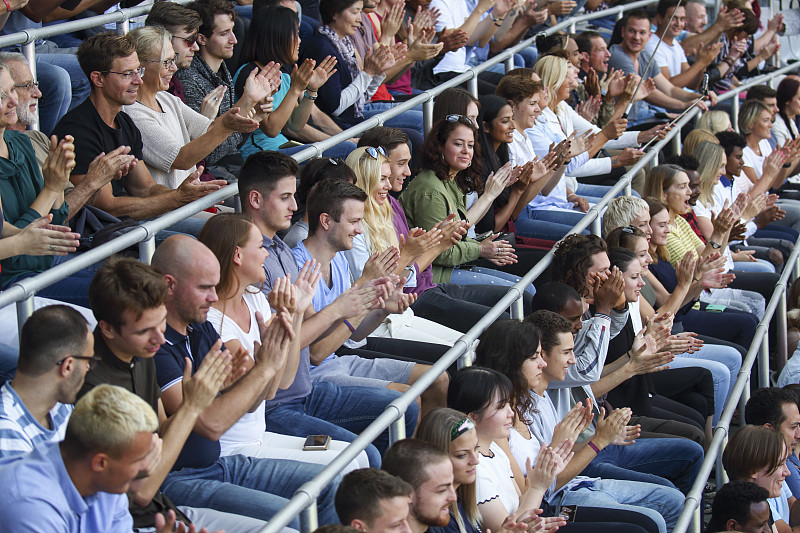 纳达尔迎来十赛季出色发挥,日本队观众热烈欢呼!