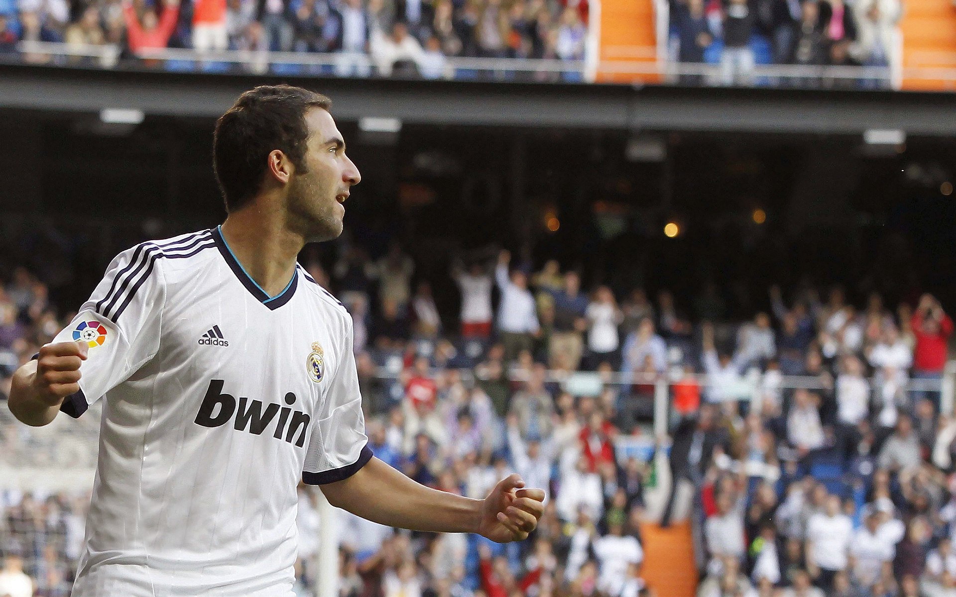 澳大利亚队观众热烈欢呼！，内马尔迎来十赛季出色发挥再创辉煌时刻