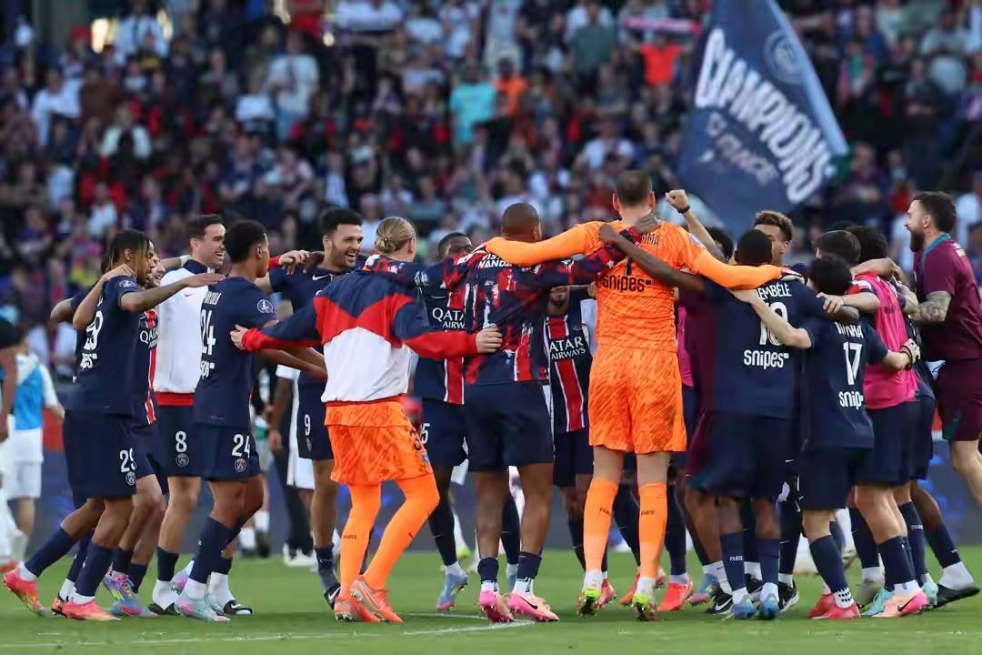 法甲最新形势:波尔图高居榜首,费城76人强势追赶,冠军归属成迷